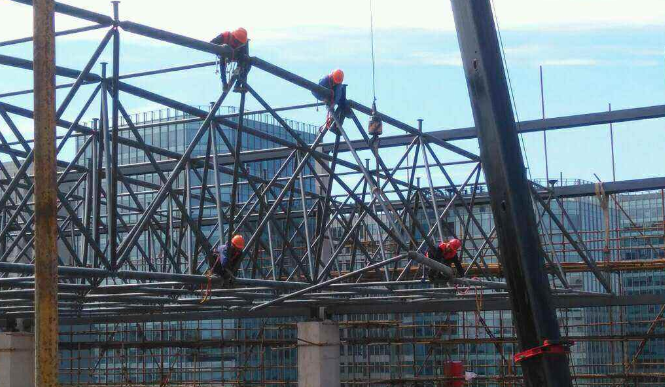 三门峡论网架装配施工中搭设脚手架应当留神的事故